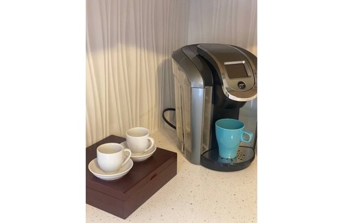 Pelham Apartment | Delightful Entire 2 Bed-room Apartment ~ Walking to train for NYC