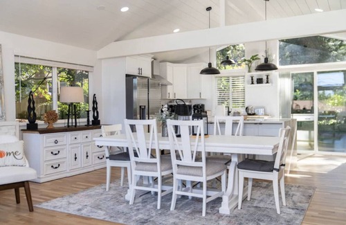 Edmonds House | Inviting Family Haven with 3 Bedrooms and Large Backyard