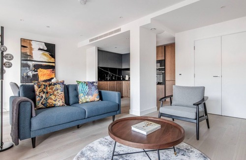 Clerkenwell Apartment | Inviting Farringdon 1BR with Pool & Dining Near Station