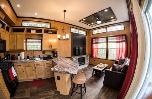 Murphy Cabin | Enchanting Forest Tiny Home with Hot Tub & Ocean View