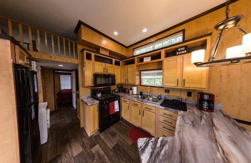 Murphy Cabin | Enchanting Forest Tiny Home with Hot Tub & Ocean View