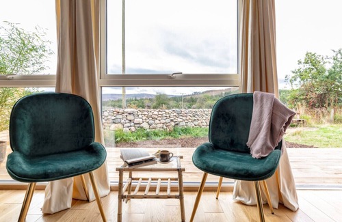 Ballater Cabin | Inviting Forest View Cabin with Hot Tub in Cairngorms