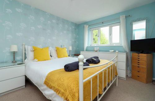 Quedgeley House | Comfort and Convenience at Home from Home by StayStaycations