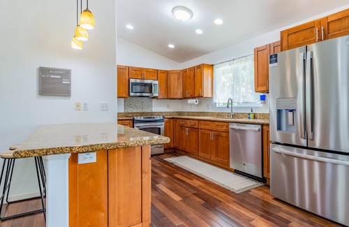 Kapoho House | Ideal Retreat with Ocean View & Workspace Convenience