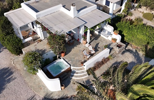 Kastraki House | Idyllic Beach House with Hot Tub Near Ocean - 10/10 Rating