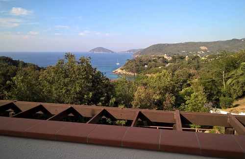 Procchio House | Scenic House with Breathtaking Views & Family-Friendly Amenities