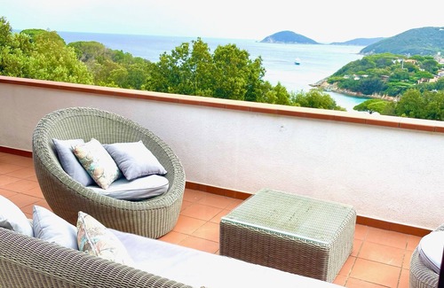 Procchio House | Scenic House with Breathtaking Views & Family-Friendly Amenities