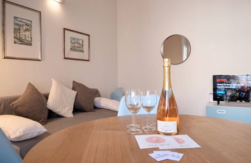 Desenzano del Garda City Centre Apartment | Charming Apartment in Historic Desenzano with Ocean Views