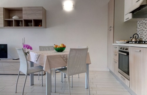 Rivoltella Apartment | Scenic Apartment with Lake View and Spa Amenities