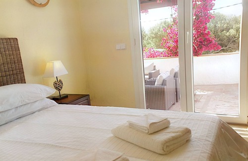 Binibequer Vell Villa | Inviting 5-Bedroom Villa with Private Pool & Beautiful Gardens