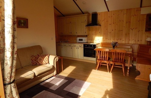 Hartpury Cabin | Inviting Log Cabin with Pool and Ocean Views - 10/10 Rated
