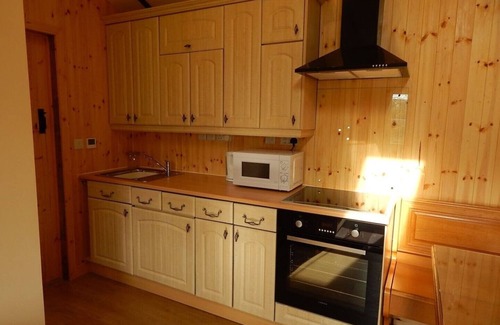 Hartpury Cabin | Inviting Log Cabin with Pool and Ocean Views - 10/10 Rated
