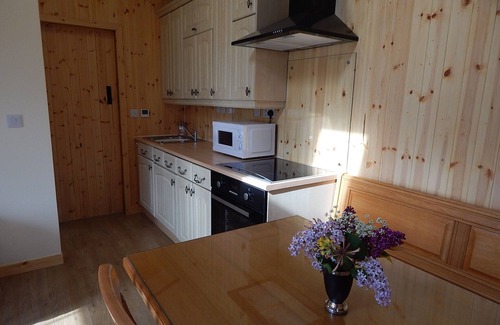 Hartpury Cabin | Inviting Log Cabin with Pool and Ocean Views - 10/10 Rated