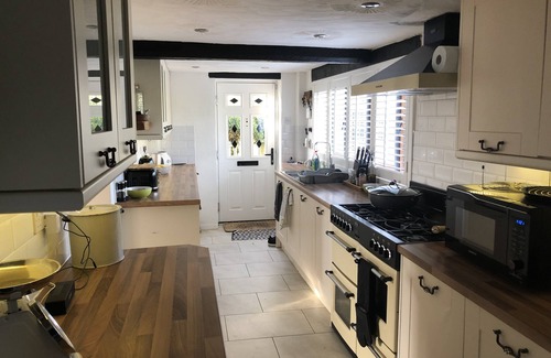 New Forest District House | Charming New Forest Cottage with Hot Tub & Forest Access