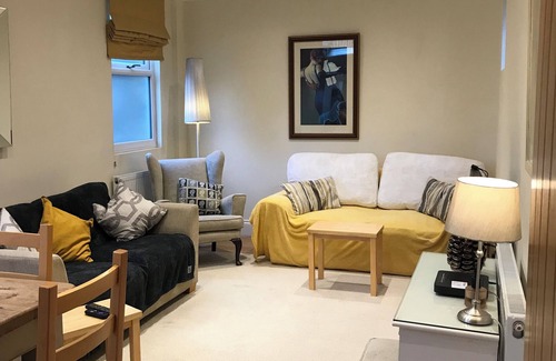 Greenwich House | Inviting Period Warehouse Conversion with Pool & Spa Amenities