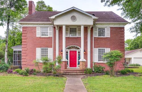 Delight House | Inviting Retreat with Fireplace & Spacious Yard - 10/10 Rating