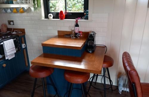 Westport House | Cozy Shepherds Hut - Perfect for Pets and Families