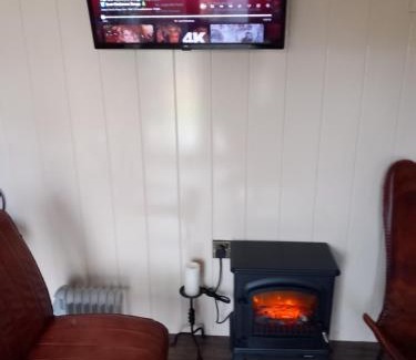 Westport House | Cozy Shepherds Hut - Perfect for Pets and Families