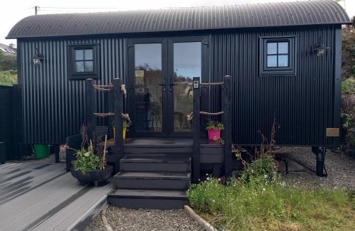 Westport House | Cozy Shepherds Hut - Perfect for Pets and Families