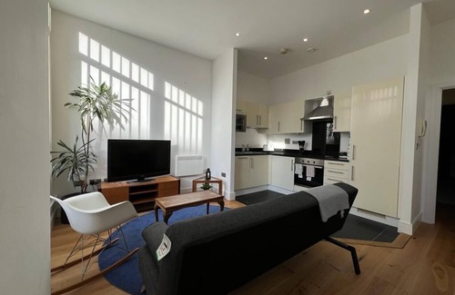 Southwark Apartment | Inviting Flat in Peckham, London with Spa and Kitchen