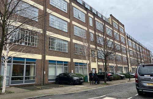 Southwark Apartment | Inviting Flat in Peckham, London with Spa and Kitchen