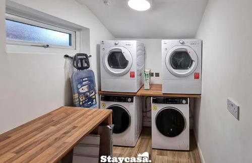 Manchester House | Modern 10 Bedroom House with Free Parking & Fast Wifi