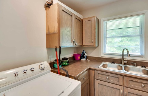 Tuskegee House | Family-Friendly Tuskegee Home with Kitchen & Spa Amenities