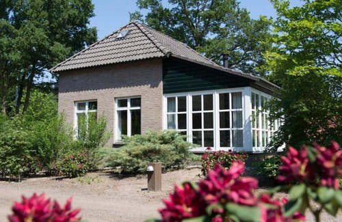 Uden House | Inviting Nature Villa with Private Jacuzzi and Spa Retreat