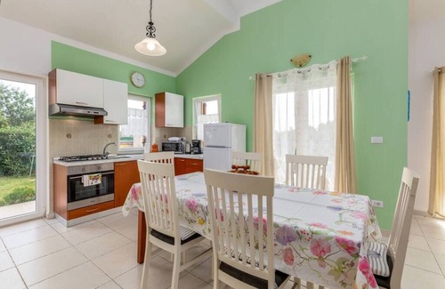 Krmed Villa | Inviting Villa with Pool for 6, Rated 9/10 by Guests