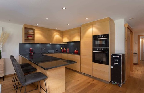 Gsteig Apartment | Inviting Flat with Breathtaking Views and Family-Friendly Amenities