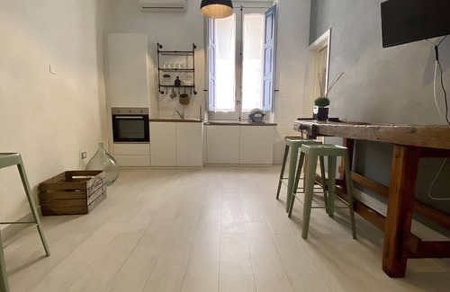 Brindisi Histotic Center Apartment | Minimalist Apartment with Unique Breakfast Bar Experience