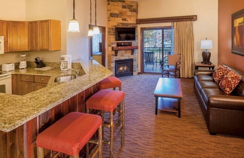 Wisconsin Dells Cabin | Explore Dells Condo 1BR Suite with Free Waterpark Access