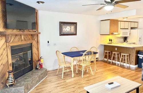 Lake Delton Apartment | Relax at Dells Lake Lookout with Oceanfront Amenities
