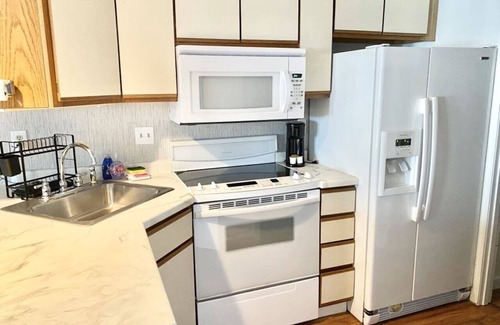 Lake Delton Apartment | Relax at Dells Lake Lookout with Oceanfront Amenities