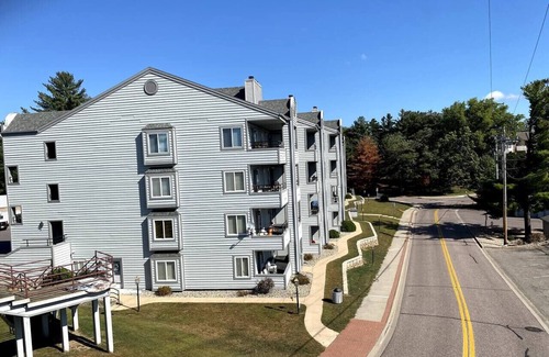 Lake Delton Apartment | Relax at Dells Lake Lookout with Oceanfront Amenities