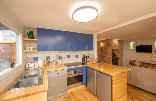Mylor Cottage | Delphi BnB in Adelaide Hills: Family-Friendly Getaway