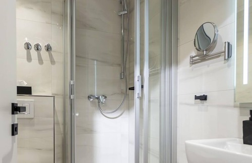 Neu Wulmstorf Hotel | Delphi Hotel & Restaurant: Guest Rated 9/10 with Family-Friendly Amenities