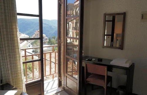 Delfoi Apartment | Delphi Panoramic View: Family-Friendly Retreat Awaits