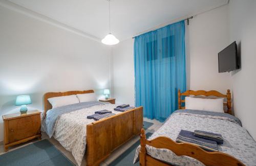 Delfoi Apartment | Delphian Colors - Blue Edition with Inviting Hot Tub