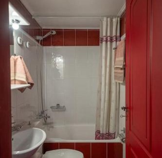 Delfoi Apartment | Family-Friendly Retreat at Delphian Colors - Red Edition
