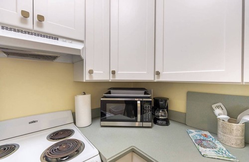 Jog Road Condo | Cozy Beachfront Bungalow for Family Getaways
