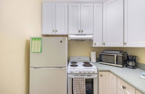 Jog Road Condo | Cozy Beachfront Bungalow for Family Getaways