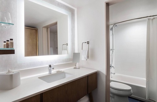 Northeast Virginia Beach Hotel | Relax at Delta Hotels by Marriott Virginia Beach Waterfront