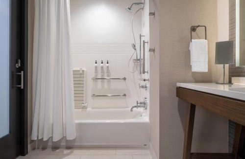 Wichita Falls Hotel | Visit Delta Hotels by Marriott Wichita Falls - Poolside Retreat