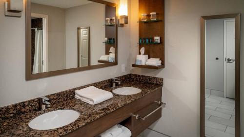 Huntington Hotel | Guest Rated 8.8: Delta Hotels by Marriott Huntington Mall