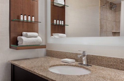 Bristol Hotel | Discover Delta Hotels by Marriott Bristol: Pool & Spa Retreat