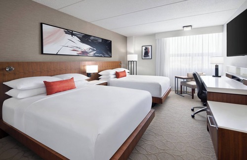 Ashwaubenon Hotel | Elegant Delta Hotels by Marriott Green Bay with Ocean Views