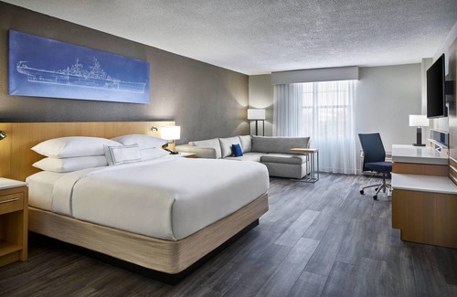 Norfolk - Virginia Beach Hotel | Explore Delta Hotels by Marriott Norfolk Airport: Family-Friendly Amenities