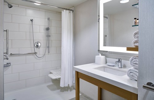 Norfolk - Virginia Beach Hotel | Explore Delta Hotels by Marriott Norfolk Airport: Family-Friendly Amenities