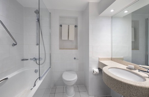 Swindon Hotel | Eco-Friendly Delta Hotels by Marriott Swindon with Pool & Spa